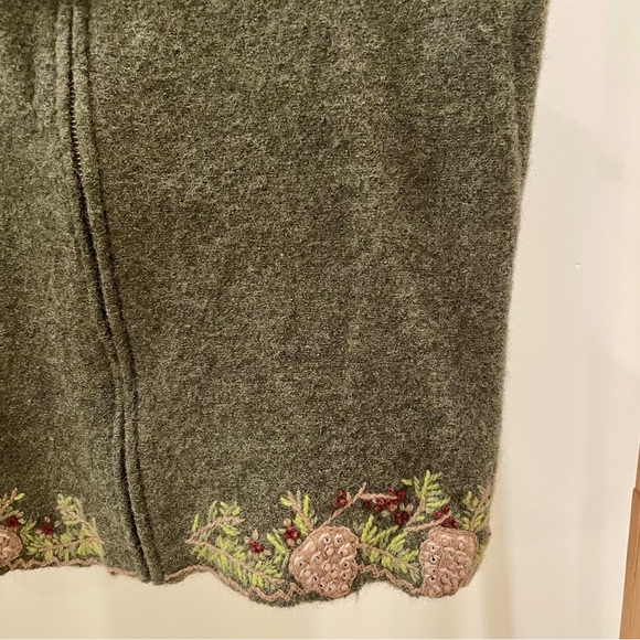 Vintage Woolrich Pinecone Leaves Embroidered Zip Up Collared Vest in Moss Green - Picture 4 of 5